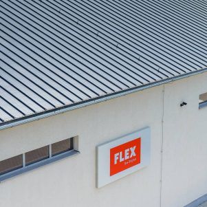 Płyta warstwowa dachowa na hali magazynowej firmy Flex