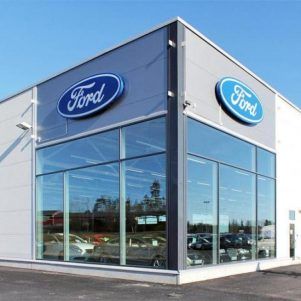 Salon Forda zbudowany w technologii płyt warstwowych